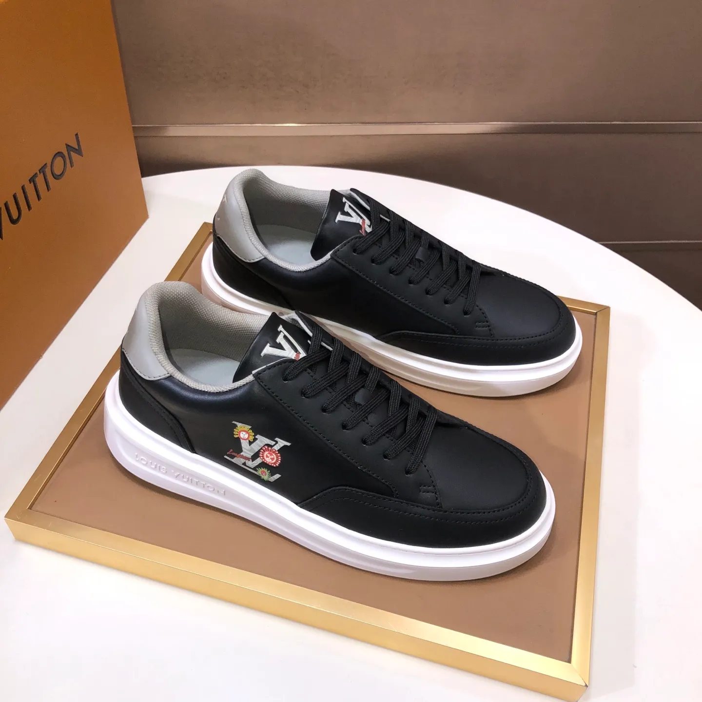 Factory batch 640💰original development, quality shipment, welcome to compare - LV sneaker series sports shoes introduce the loose silhouette of the ready-to-wear series into the spring and summer men's wear shows and make an eye-catching appearance. The cow leather upper is combined with rough fabric laces, and colorful beading highlights the brand's classic elements. LV letters mark the tongue and Monogram floral outsole. Mixed materials Made of top-grain cowhide, thick shoelace design, large Monogram print on the side, mesh lining and cotton feet, the comfort is as extreme as ever, premium heritage, quality first, worth owning! Size: Men’s 38-45 (45 is custom-made and cannot be returned or exchanged)